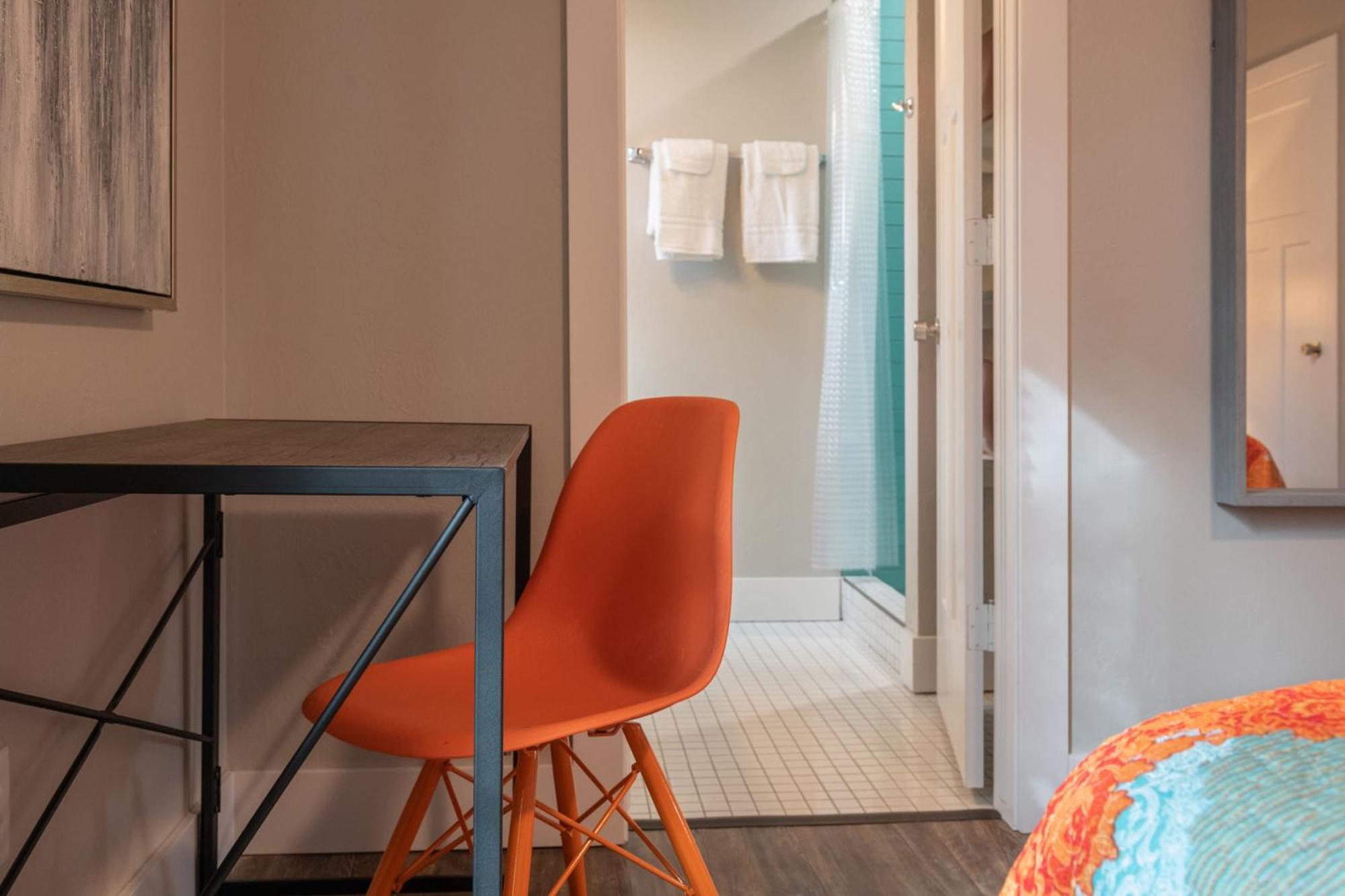Plaza Pad I - New Near Plaza District Apartment